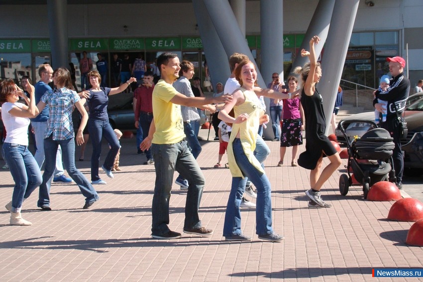    .         International West Coast Swing Flashmob 2017