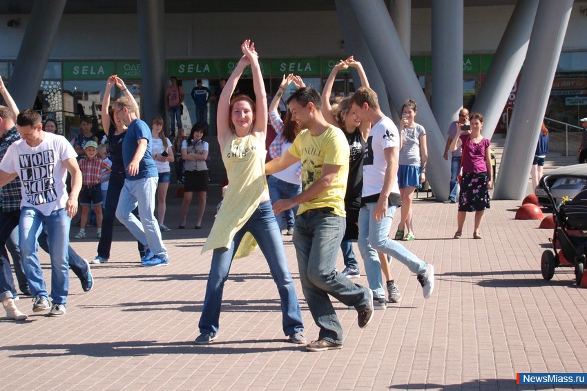    .         International West Coast Swing Flashmob 2017