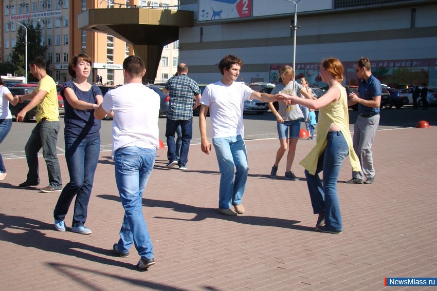    .         International West Coast Swing Flashmob 2017