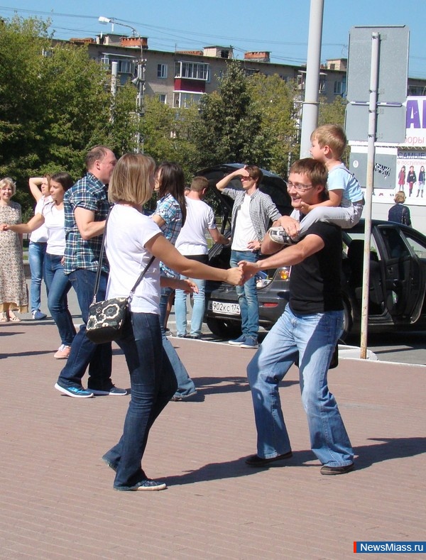    .         International West Coast Swing Flashmob 2017