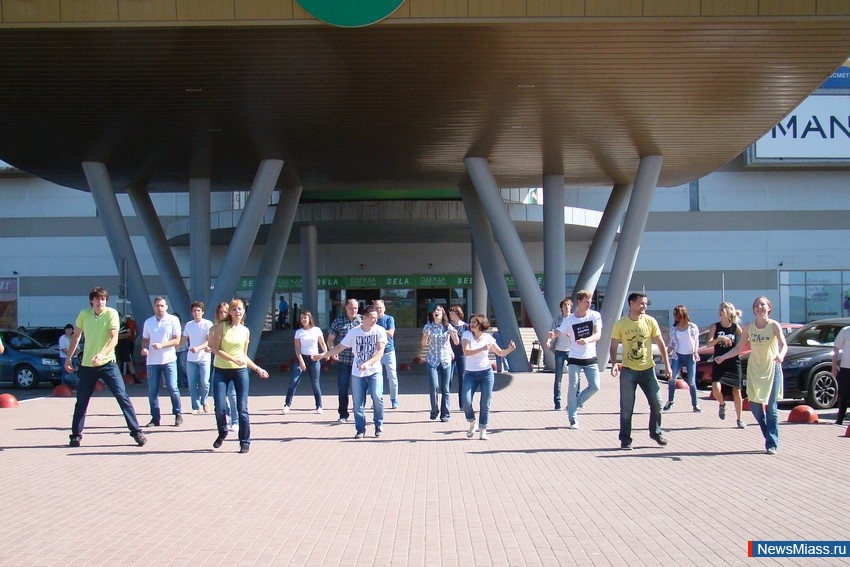    .         International West Coast Swing Flashmob 2017