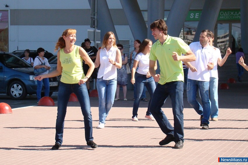    .         International West Coast Swing Flashmob 2017