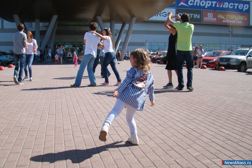    .         International West Coast Swing Flashmob 2017