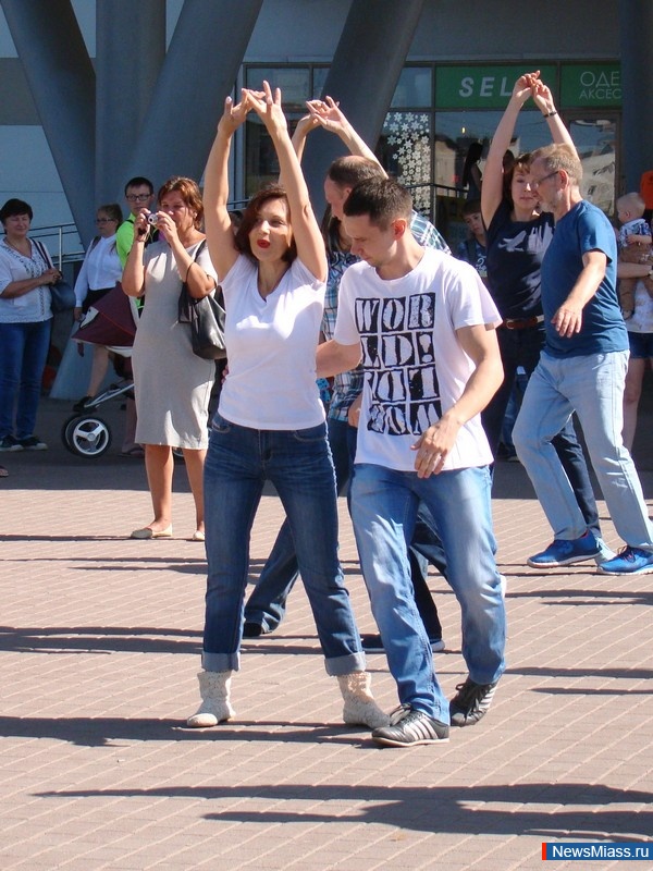    .         International West Coast Swing Flashmob 2017