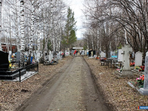 Вирус чистоте не помеха: на кладбищах Миасса наводят порядок к Родительскому дню