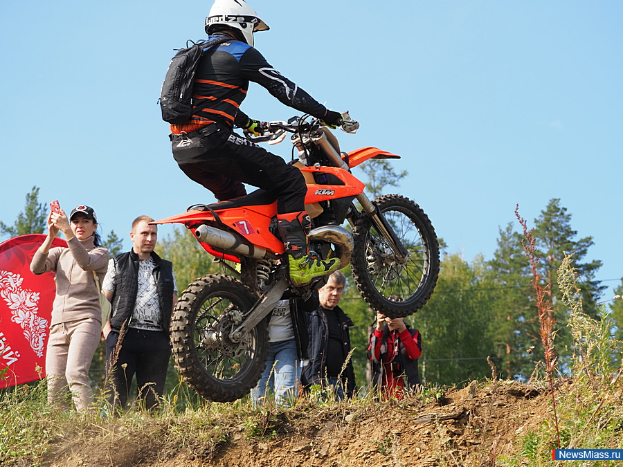     -.  Light Enduro Racing 2020     150     