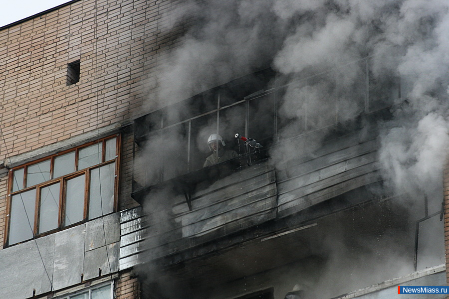 Пять пожарных машин стянулись к общежитию Миасса. Балкон третьего этажа окутал дым. Причиной стал складируемый мусор, подожжённый неизвестными