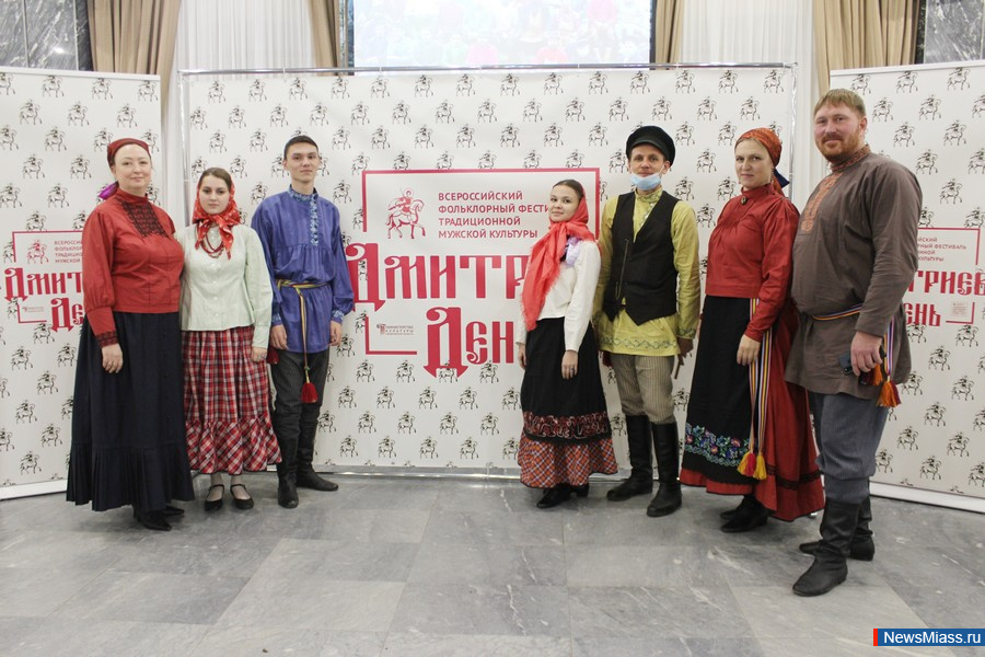 Фольклористы из Миасса выступили на фестивале "Дмитриев день". Ансамбли "Малинов цвет" и "Оберег" представили Миасс на Всероссийском фестивале традиционной культуры