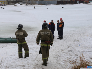Вмёрзшего в лёд рыбака доставали спасатели Миасса