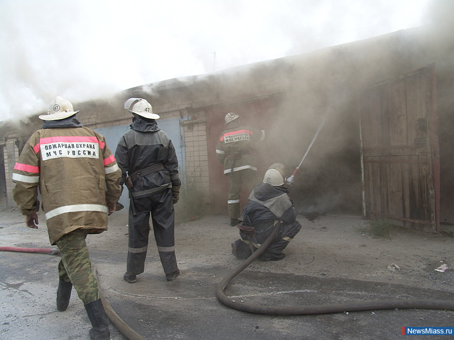 Причиной возгорания в гаражах предположили тление торфяников. Спасатели и сотрудники МЧС ликвидировали пожар в гаражном кооперативе