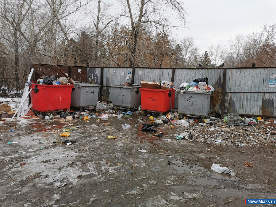 В Миассе из-за автолюбителей не смогли вывезти мусор. За неделю мусоровозы не смогли обслужить более трёх сотен контейнерных площадок в Челябинской области