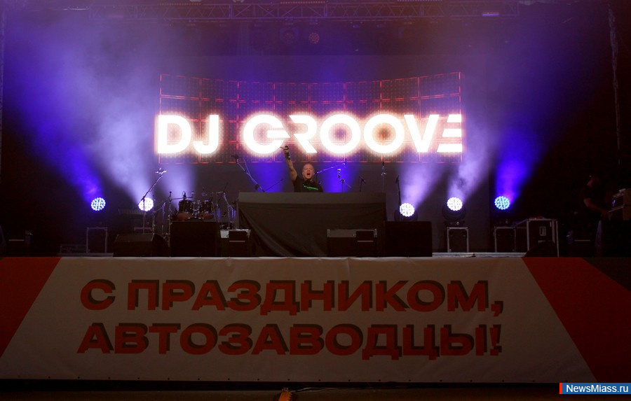      .           ,    DJ Groove