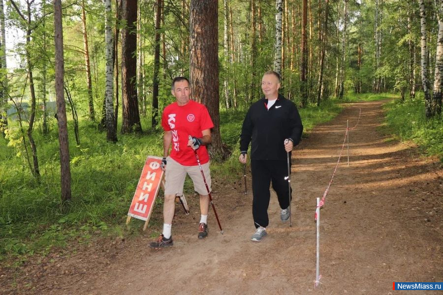 В Миассе прошёл фестиваль скандинавской ходьбы. Участники первого городского фестиваля прошли в общей сложности 38 тысяч 500 метров