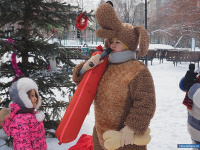 Во дворах Миасса прошли новогодние праздники для детей