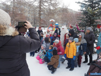 Во дворах Миасса прошли новогодние праздники для детей