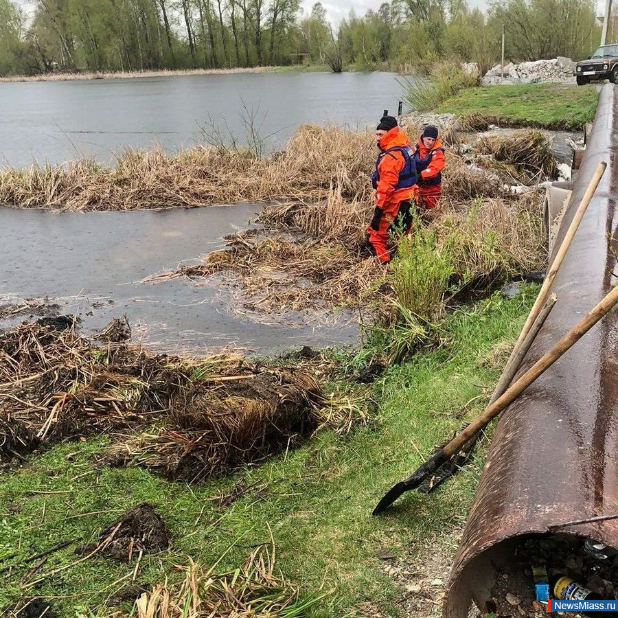 Сотрудники МЧС и спасатели Миасса защитили от подтопления дома в селе  Смородинка: NewsMiass.ru