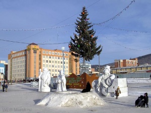 Новогодняя сказка Фигурка Снежный городок 25 см