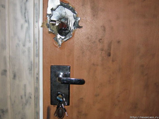 Открыть двери в квартиру вызов. Следы взлома двери. Как открыть квартиру на старый клю. Как открыть железную дверь квартиры без ключа отмычки.