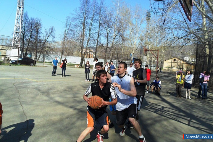   -  "".        "StreetBasket 2011"