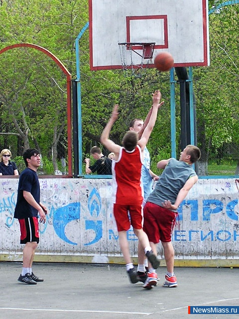   -  "".        "StreetBasket 2011"