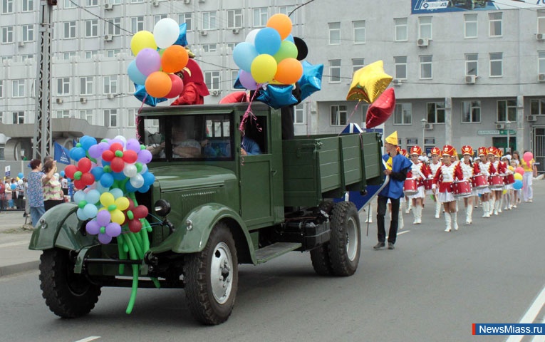 Маи грузовик. Украшение машины на парад 9 мая. Украшение машины на день города. Украсить машину к 9 мая. Украшение колонны на 9 мая.