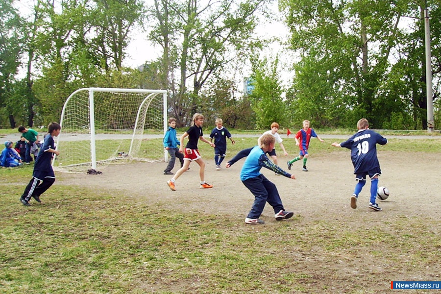 Играют в футбол в парке. Детский дворовой футбол. Футбол дети двор. Футбол во дворе. Дворовый футбол дети.