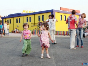 "Summer flashmob dance"