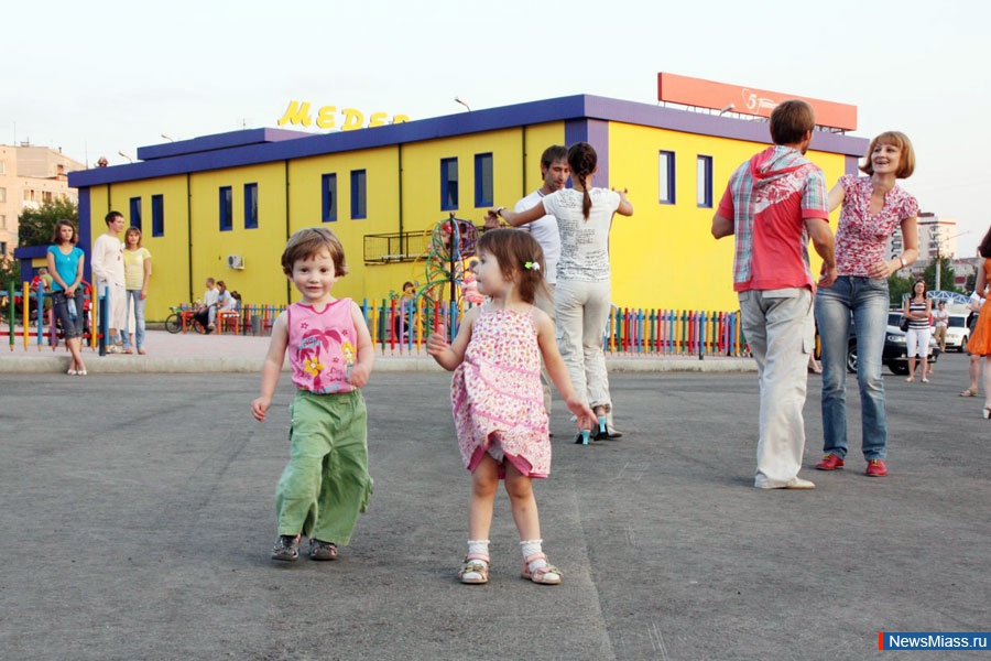 "Summer flashmob dance".    ,   