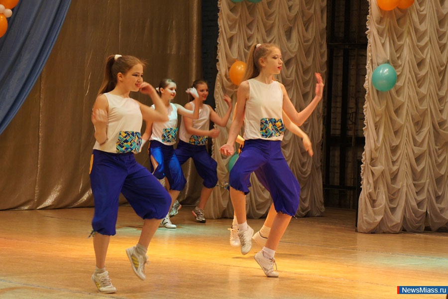 Японский художник tsuyoshi nagano. Оранжевый танец. Художник-иллюстратор tsuyoshi nagano. Оранжевый танец. Танцы на белом фоне.