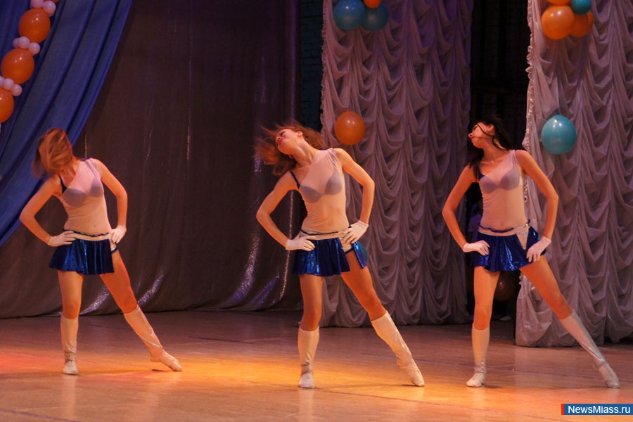 Платье для латинских танцев. Оранжевый танец. Художник-иллюстратор tsuyoshi nagano. Прическа для танца живота. Оранжевое платье для танцев.