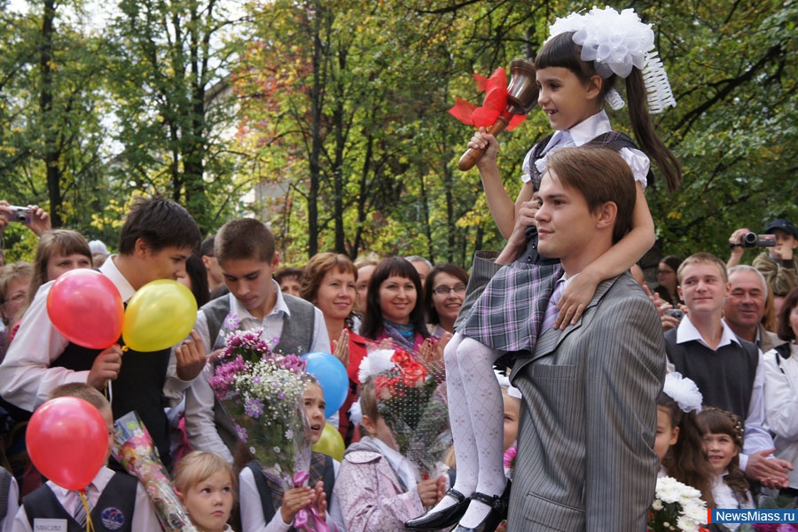 Опишите фотографию школьный. Праздник 1 сентября в школе. День школы праздник. Фотография праздник для устного собеседования. Праздник фотом для школы.