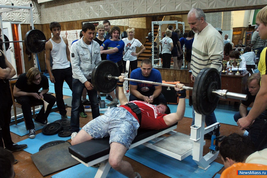 30 кг на бицепс штангой. 35 кг на бицепс. Правила при поднятии тяжелых грузов. Штанга для домашних тренировок. Тяга 100 кг.