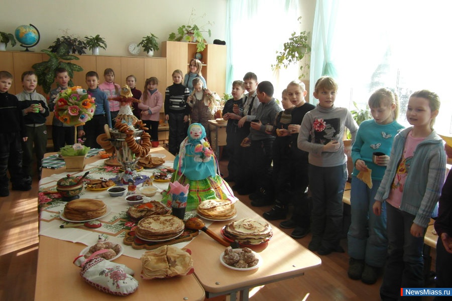 Чаепитие на масленицу в детском саду. Масленица украшение класса. Украшение на Масленицу в школе. Украшение класса на Масленицу в школе. Праздник Масленица в классе.