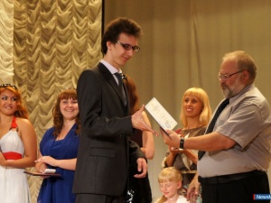 Шестнадцать красных дипломов Шестнадцать красных дипломов