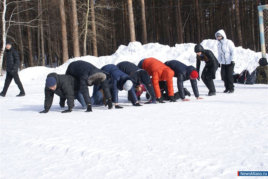 День здоровье зимний. День здоровья зимой. День здоровья в зимнем лесу. Команда зимой. Игры для зимнего дня здоровья в школе.