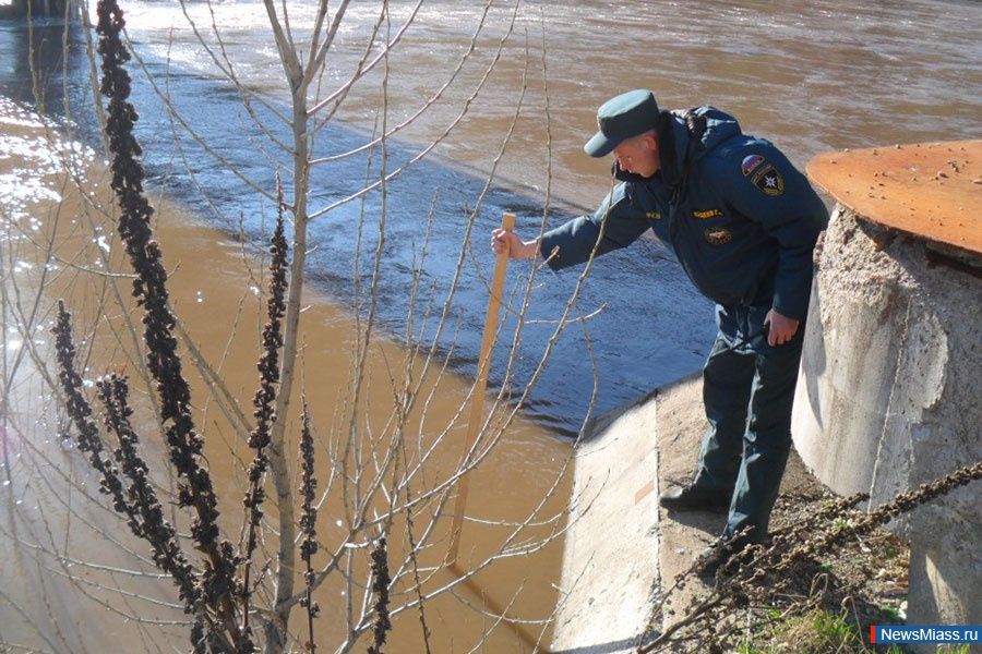 Новости про воду. Замер уровня воды в реке. Оперативная группа МЧС подтопление. Мониторинг уровня воды в реках. Весенний разлив фото.