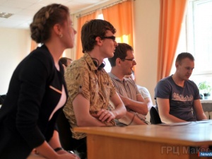 ����� ����