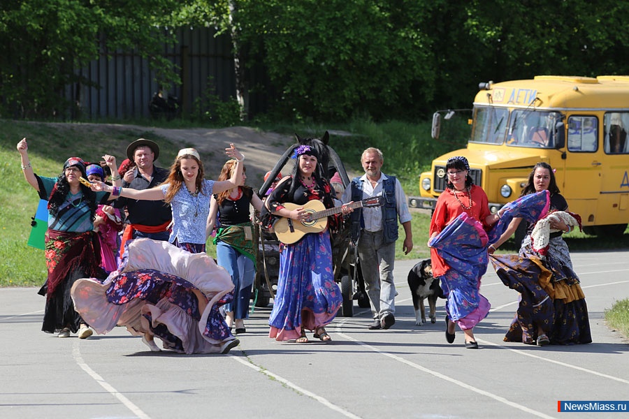 ",   -  ".           "  "