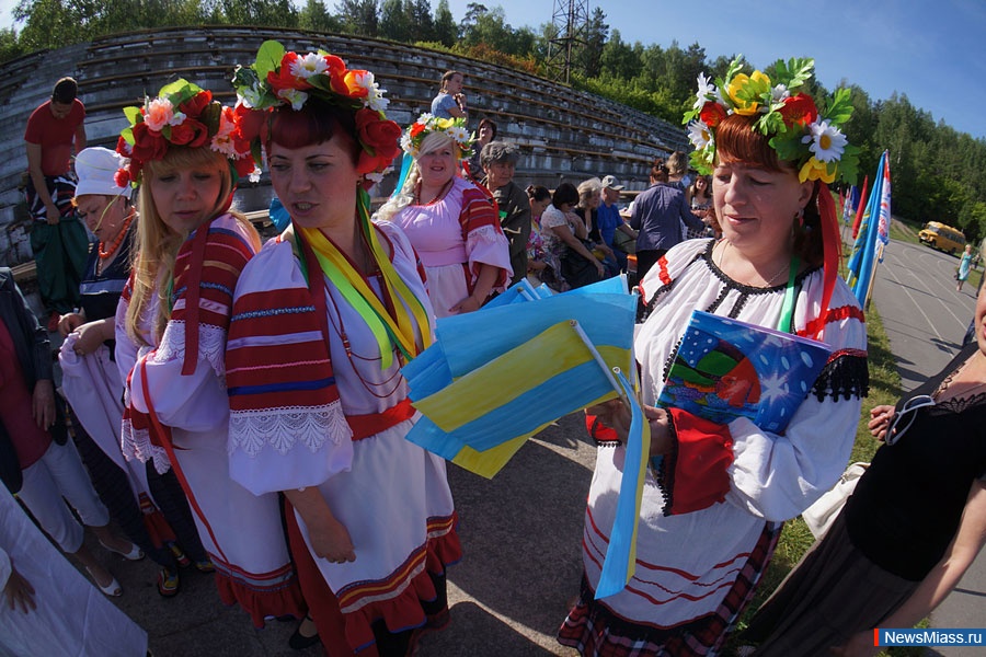 ",   -  ".           "  "