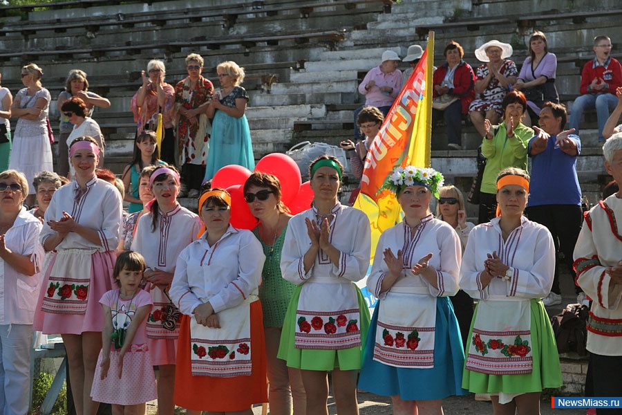 ",   -  ".           "  "