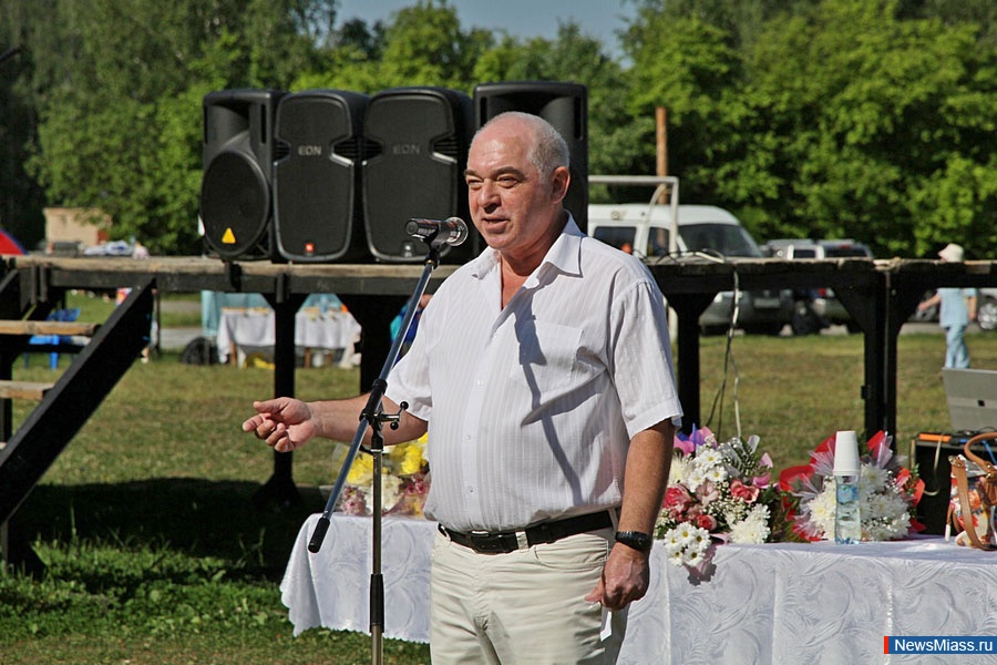 ",   -  ".           "  "