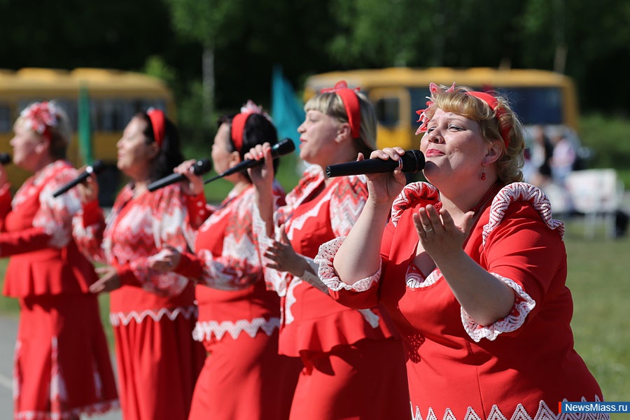 ",   -  ".           "  "