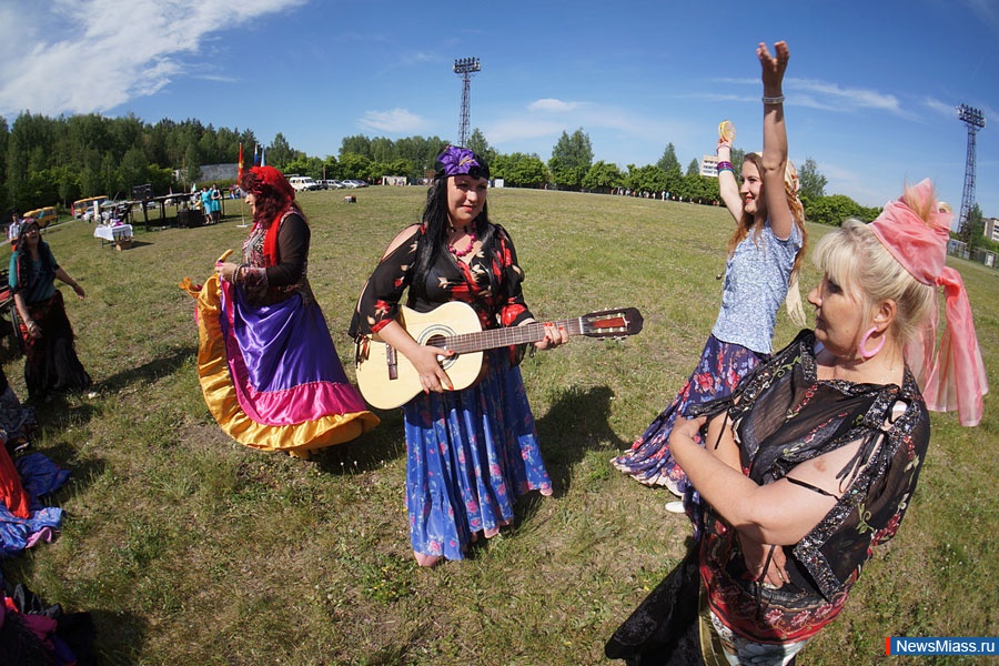 ",   -  ".           "  "