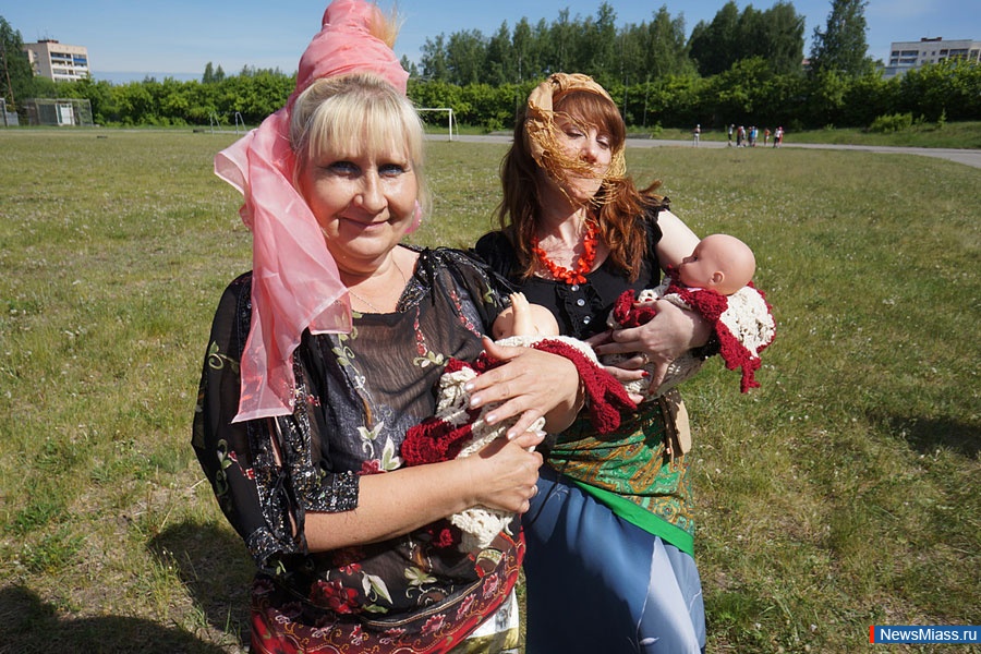 ",   -  ".           "  "