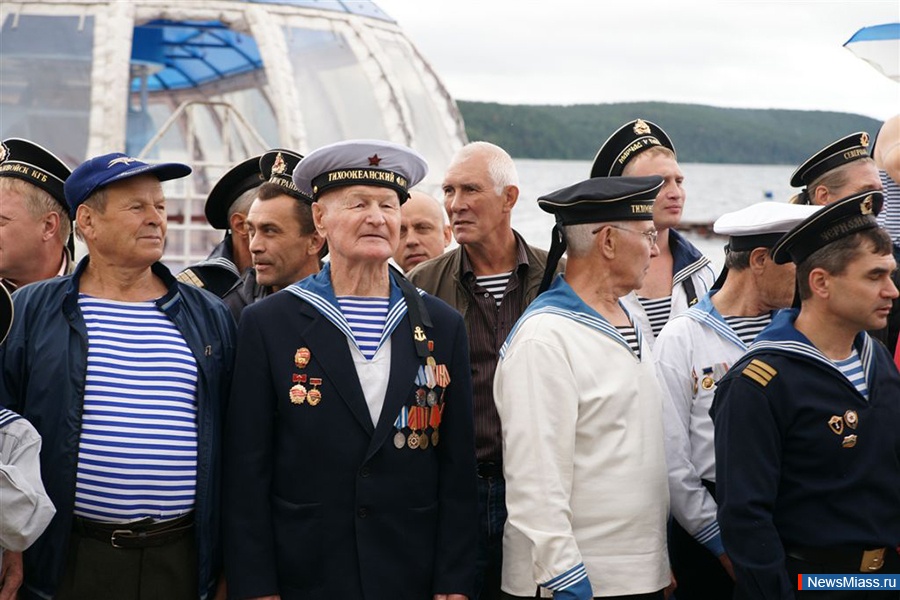 Песня военных моряков. Моряки. Гражданские моряки. Гражданский матрос. Фото военных моряков.