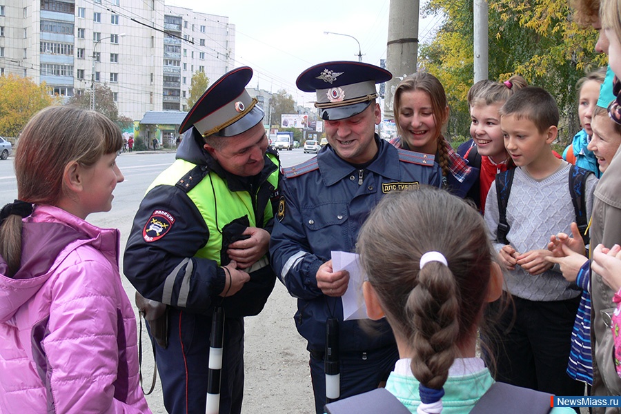 Социальная полиция. Город Миасс пассажирский полиции. Полиция города Миасс фото 2020. Покажите в Миассе милицию. Милиция Миасса фото история.