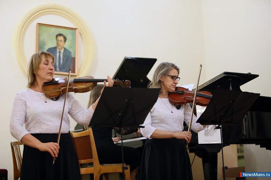 ������ ��� ������. � �������� �������� ��������� � �������� ��������� ������� � 100-����� ����������� �������� ����������� ������� ����������� ���������