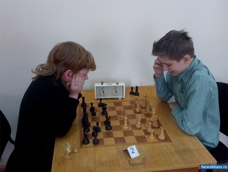 Шахматы турниры шипов. Дворовые шахматы фото. Фото шахматистов ясного Оренбургской области.