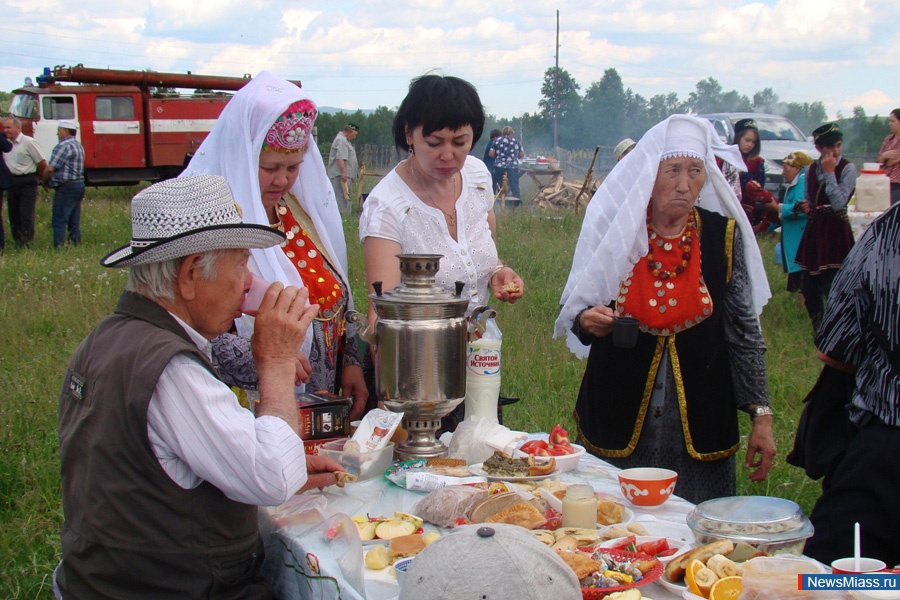 Карга боткасы. Карга буткахы Башкирский праздник. Карга боткасы (Воронья каша). Традиции татар Янгер яу. Башкирский праздник Воронья каша.