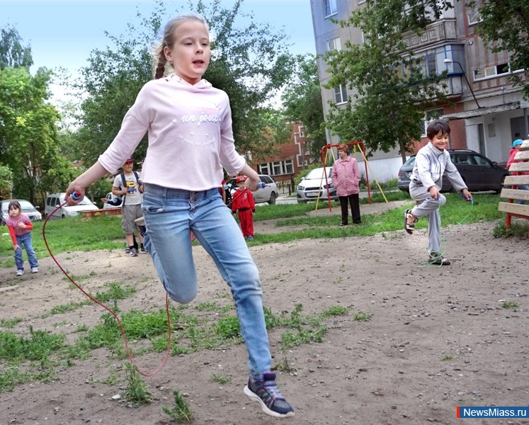 Гуляют все. Девочки подростки гуляют в нашем дворе. Гуляют всем двором. Гуляют все картинки.